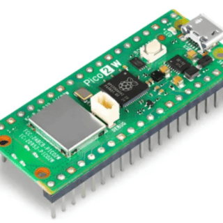 Microcontrolador Raspberry Pi Pico 2 W mostrando el chip RP2350 y la disposición de sus pines, ideal para proyectos de IoT, automatización y prototipos electrónicos.