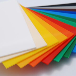 lámina de acrílico de 18x18 cm y 2.4 mm de espesor, utilizada en proyectos de protección, diseño y fabricación.