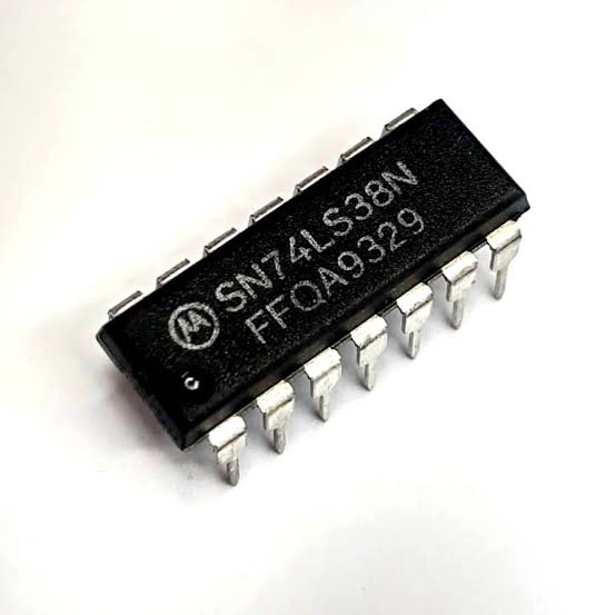 Circuito Integrado 74LS38 Cuádruple Compuerta NAND DIP-14 Circuito integrado 74LS38 con cuatro compuertas NAND de dos entradas y salidas de colector abierto en encapsulado DIP-14.