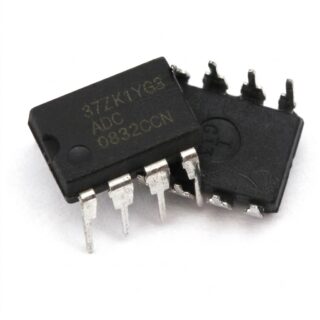 Circuito integrado ADC0832 convertidor analógico a digital de 8 bits con dos canales y comunicación serial SPI en encapsulado DIP-8.