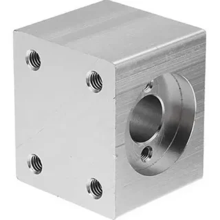 soporte aluminio tuerca husillo t8, una pieza de aluminio diseñada para fijar tuercas T8 en sistemas de movimiento lineal, utilizada en impresoras 3D, CNC y proyectos de automatización.