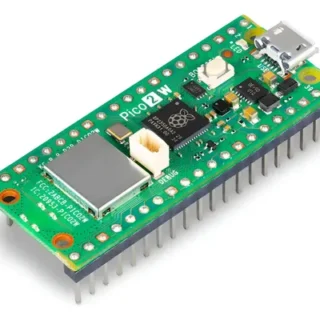 Microcontrolador Raspberry Pi Pico 2 W mostrando el chip RP2350 y la disposición de sus pines, ideal para proyectos de IoT, automatización y prototipos electrónicos.