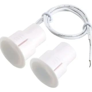 sensor magnético RC-36 empotrable mostrando sus dos partes (sensor e imán), utilizado para detección de apertura en puertas y ventanas.