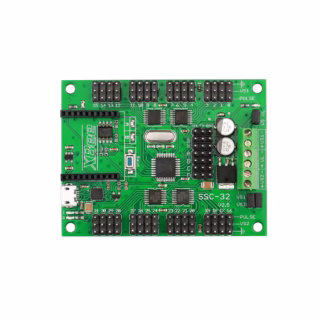 controlador SSC-32U mostrando sus múltiples canales para conexión de servomotores, ideal para proyectos de robótica y automatización.