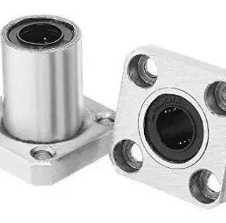 rodamiento lineal LMK8UU con brida, mostrando su estructura metálica y orificios de montaje, utilizado para movimiento lineal de precisión en sistemas mecánicos.