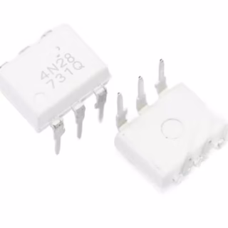 Optoacoplador 4N28 DIP-6 para aislamiento eléctrico de señales en circuitos electrónicos y sistemas de control